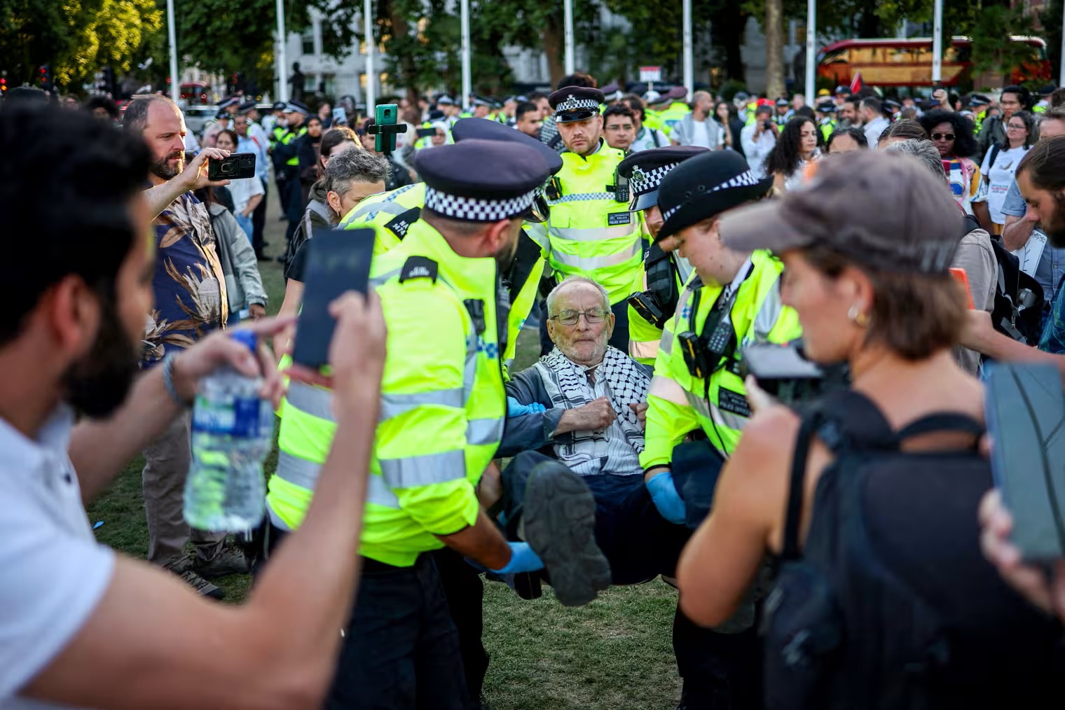 Detienen a 350 personas en Londres tras protesta en respaldo a la organización Acción Palestina