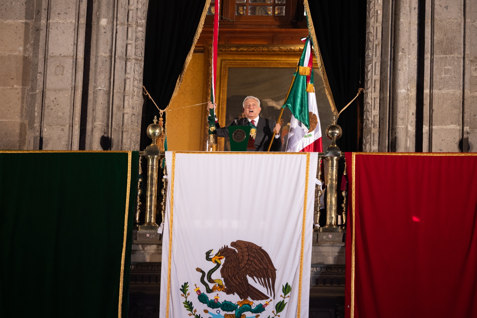 ¡Qué muera la discriminación! ¡Qué viva el amor! ¡Qué vivan nuestros hermanos migrantes!: López Obrador