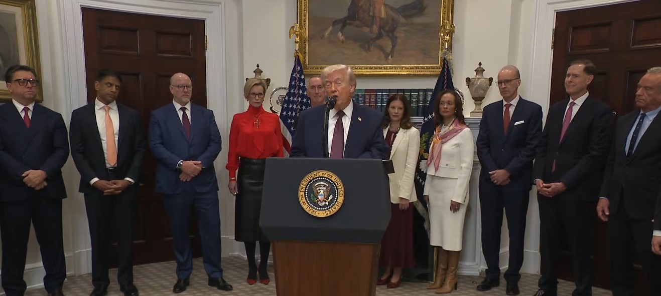 Anuncia presidente Donald Trump acuerdo con farmacéuticas: disminuirán precios de medicamentos para enfermedades crónicas en EE. UU.