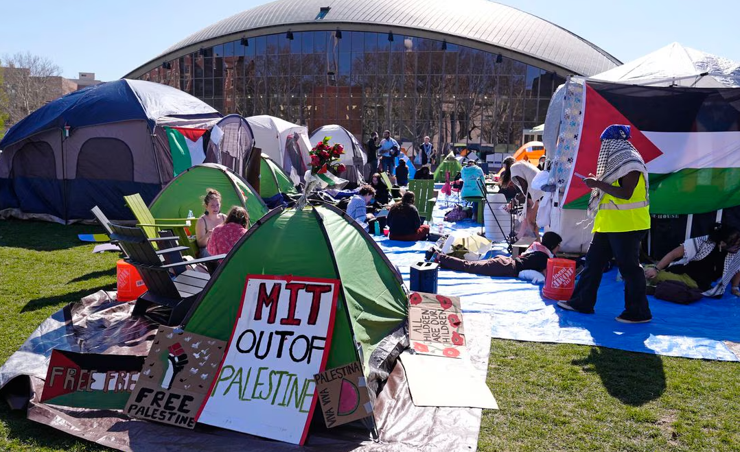 Logran estudiantes mantener campamento de protesta pro Palestina en el MIT, pese a represión policiaca