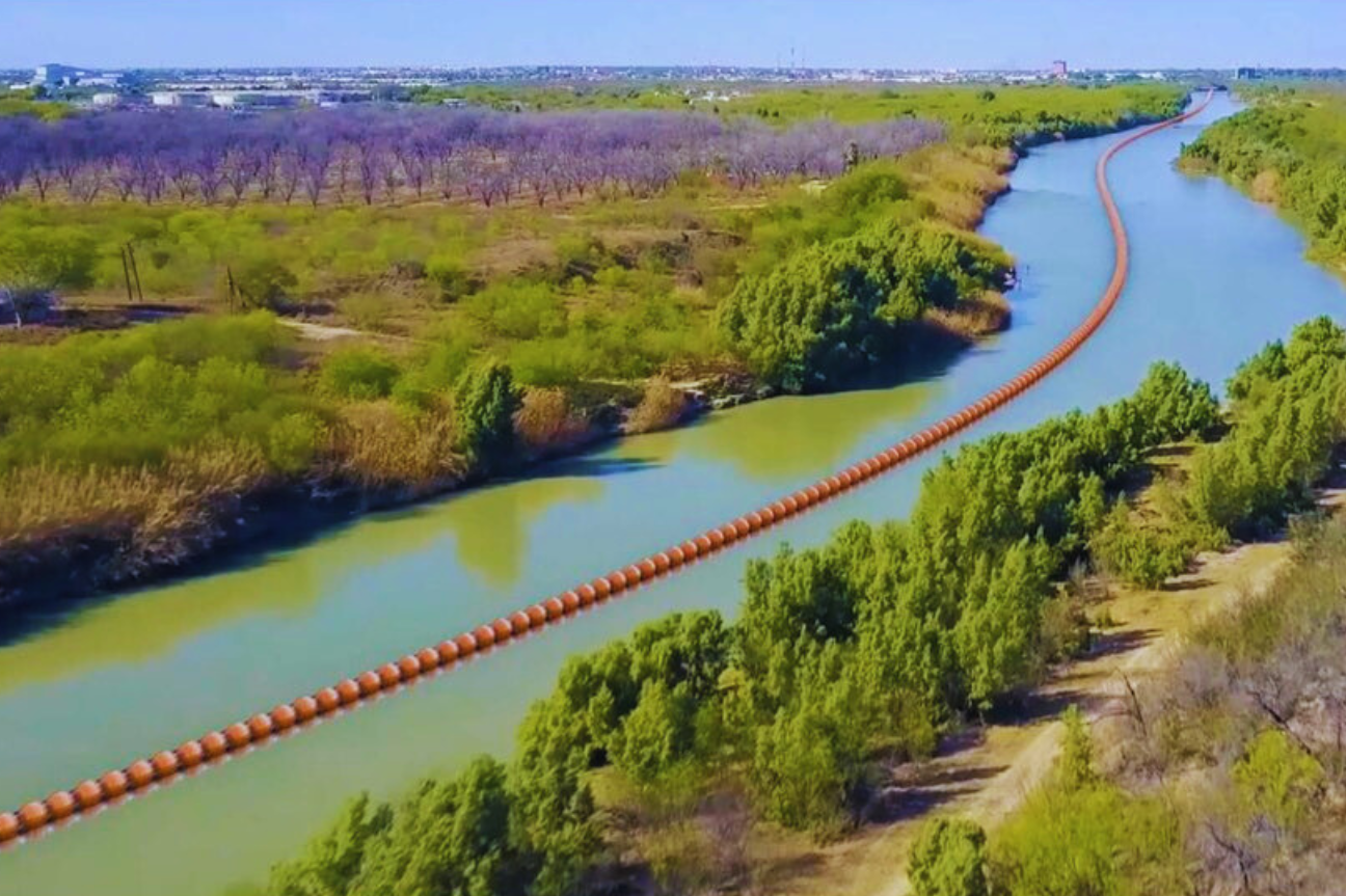 Desplegará Texas barreras flotantes en Río Bravo para detener a migrantes