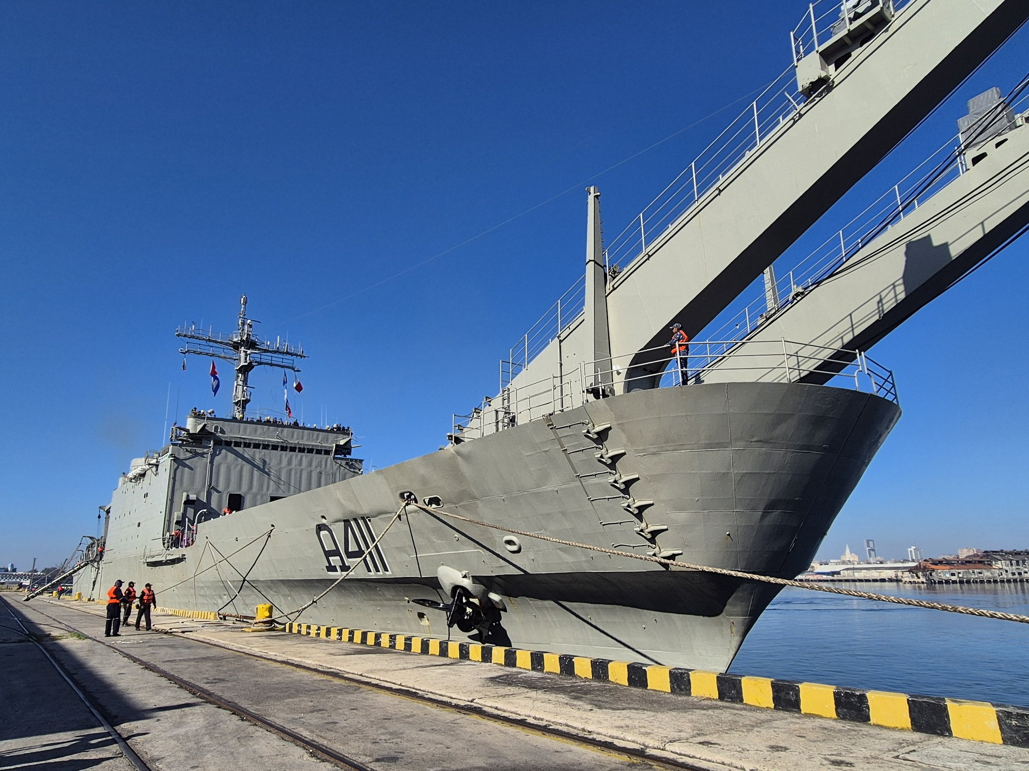 Arriba a Cuba ayuda humanitaria enviada por México. “Vamos a seguir enviando apoyos”: Claudia Sheinbaum