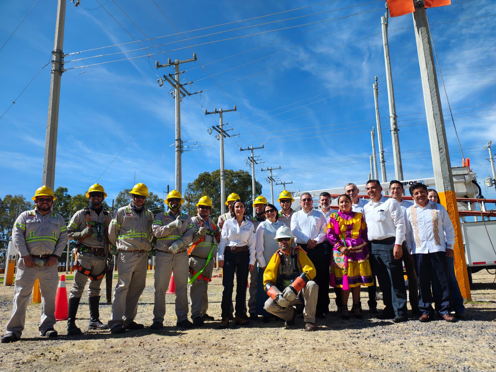 Electrifica CFE a comunidades originarias en Durango