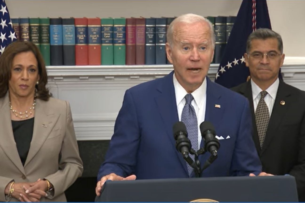 Firma Joe Biden orden ejecutiva para proteger el acceso al aborto