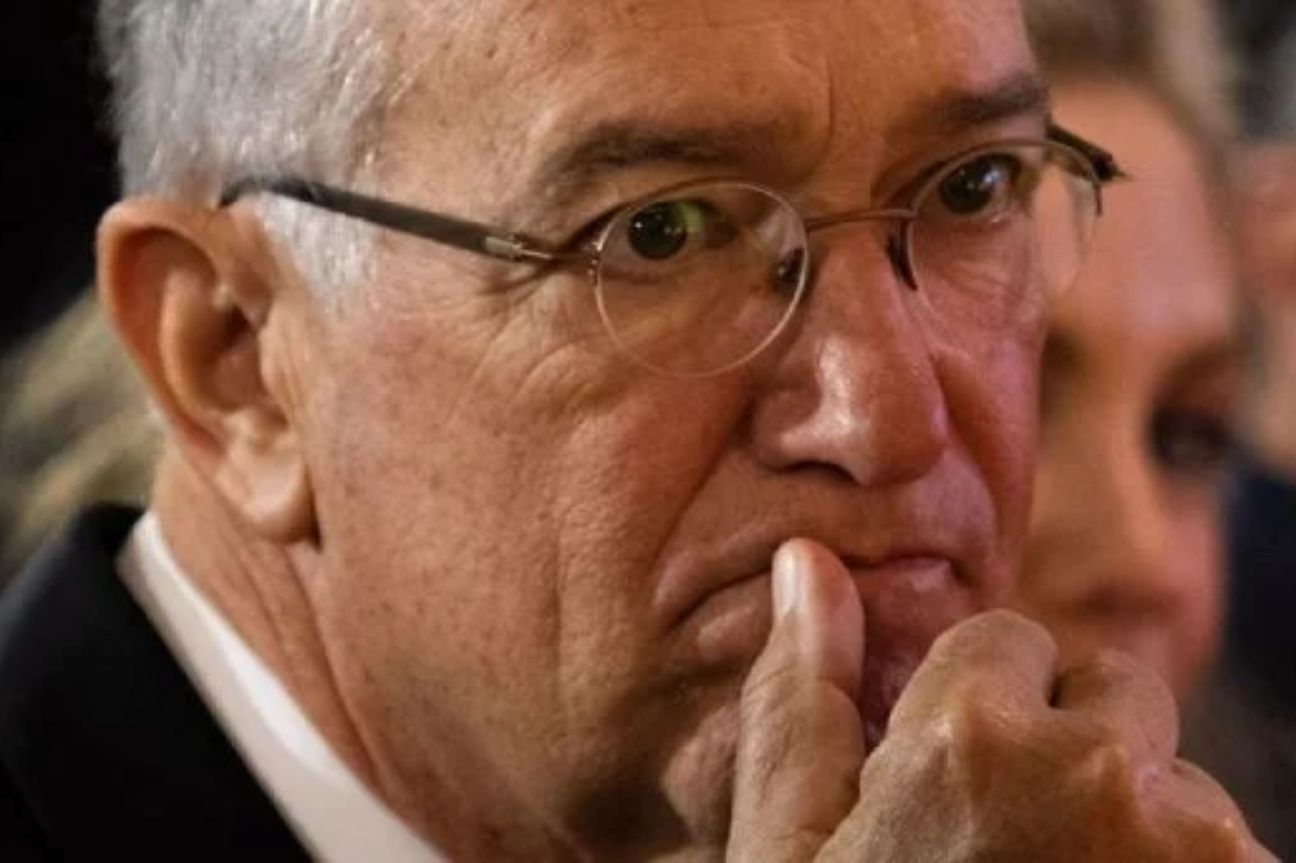 Reprende juez de Londres a Salinas Pliego por intentar obtener ventaja con espionaje encubierto