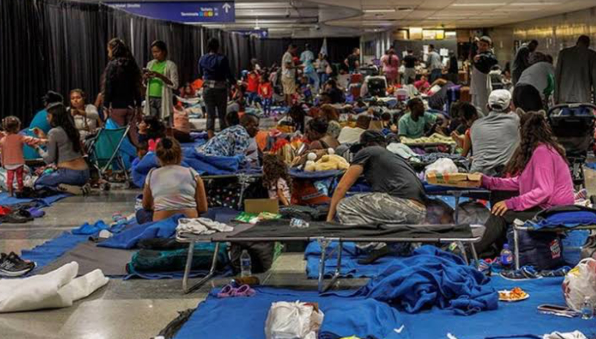 Trasladan a migrantes a hoteles de Chicago para evitar brotes de sarampión en la ciudad