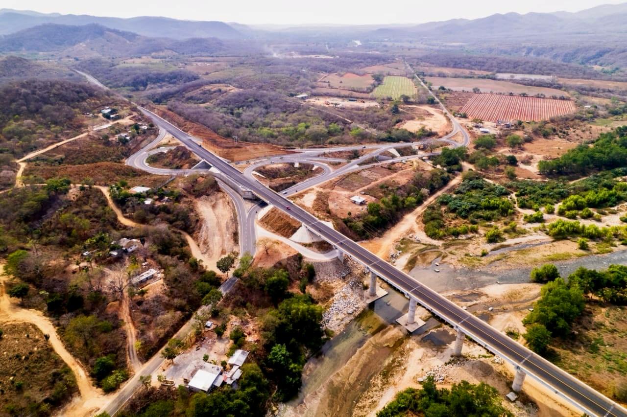 Inaugura López Obrador carretera Barranca Larga-Ventanilla en Oaxaca