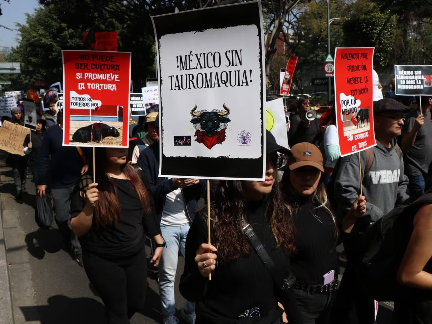 Protestan en contra del regreso de las corridas de toros en la Ciudad de México