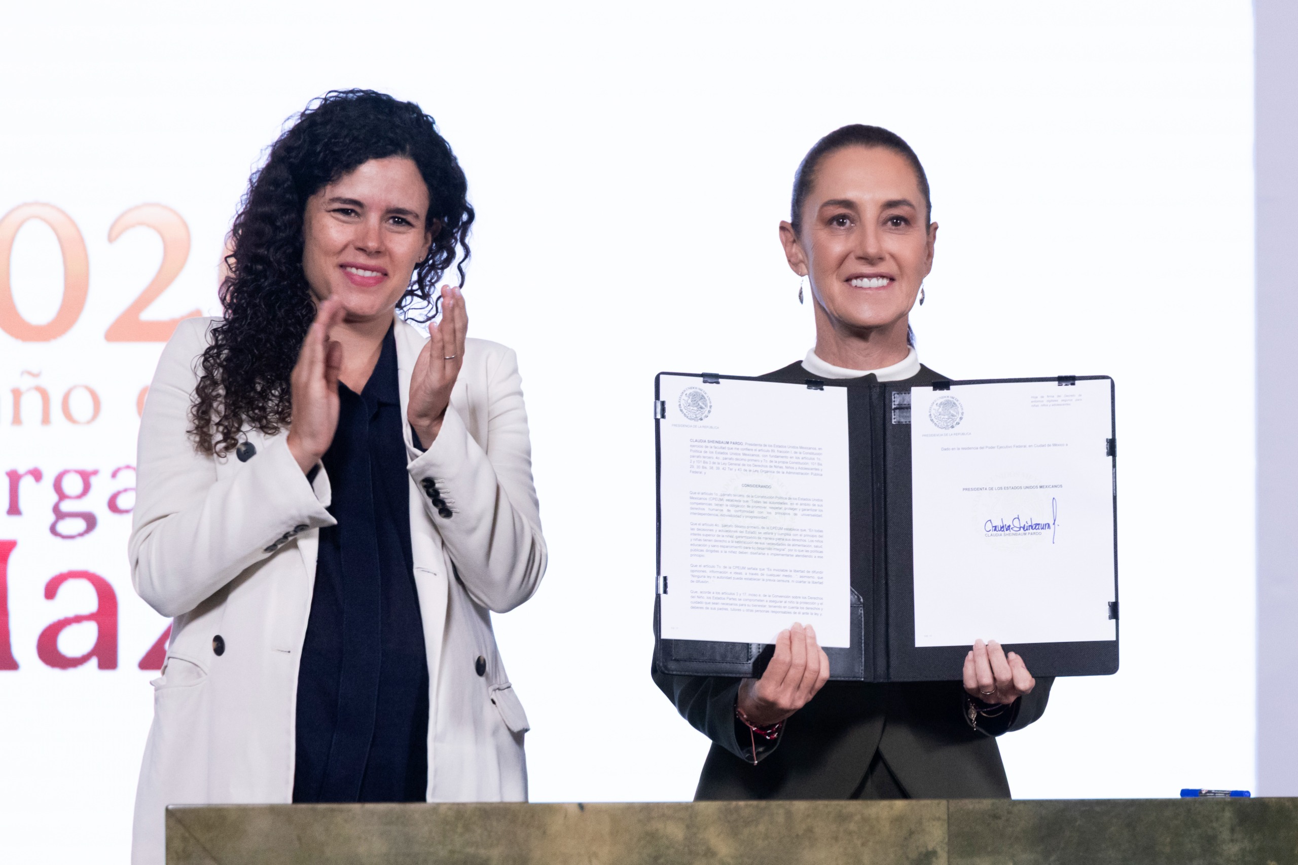 Firma Claudia Sheinbaum decreto que obliga a plataformas digitales a generar entornos seguros para niñas, niños y adolescentes