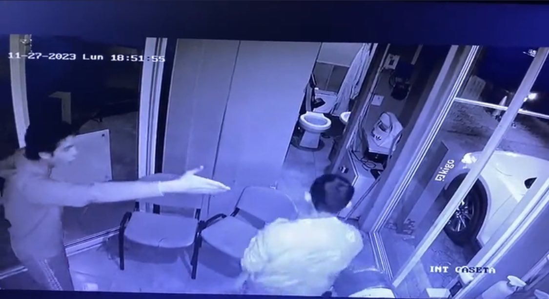 Jóven golpea a guardia de seguridad en Puebla