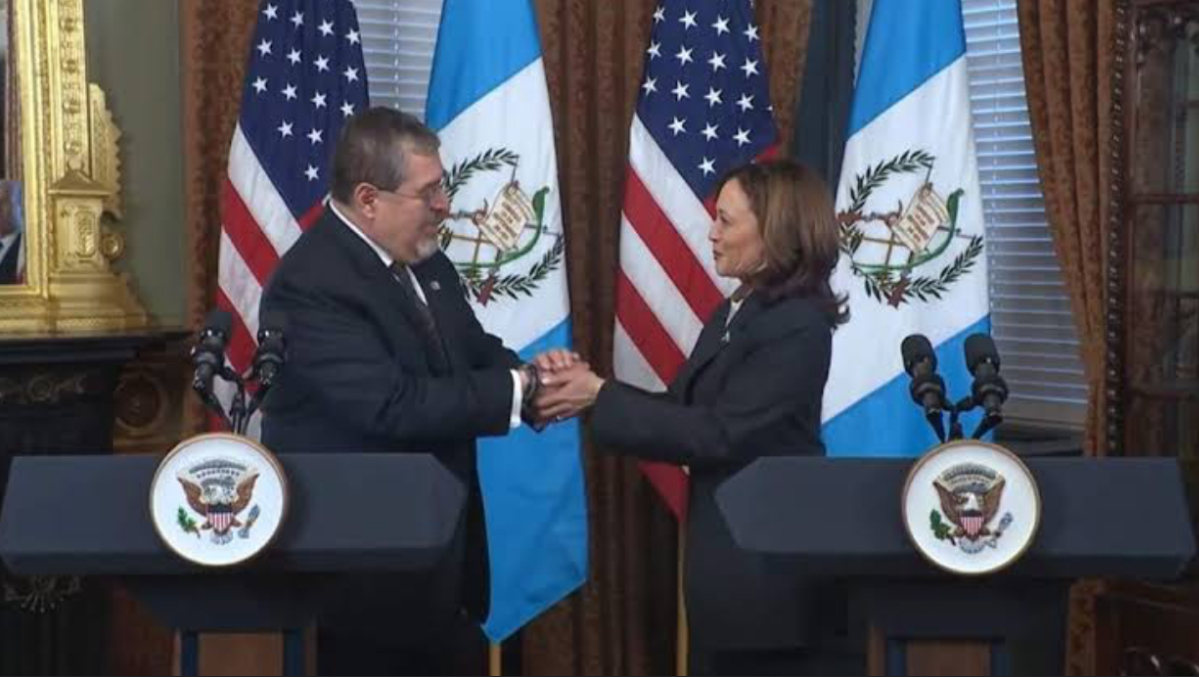Visita el presidente de Guatemala Bernardo Arévalo a Kamala Harris para discutir sobre migración