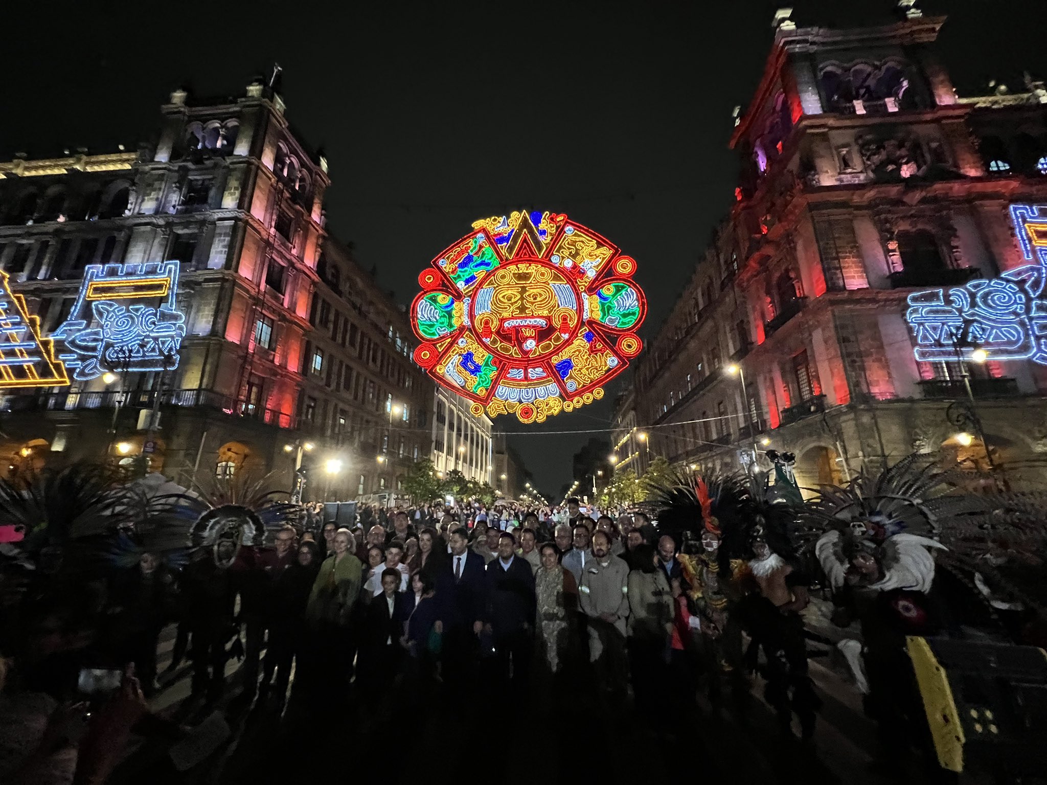Encienden el alumbrado decorativo por el 213 aniversario de la Independencia de México en el Zócalo