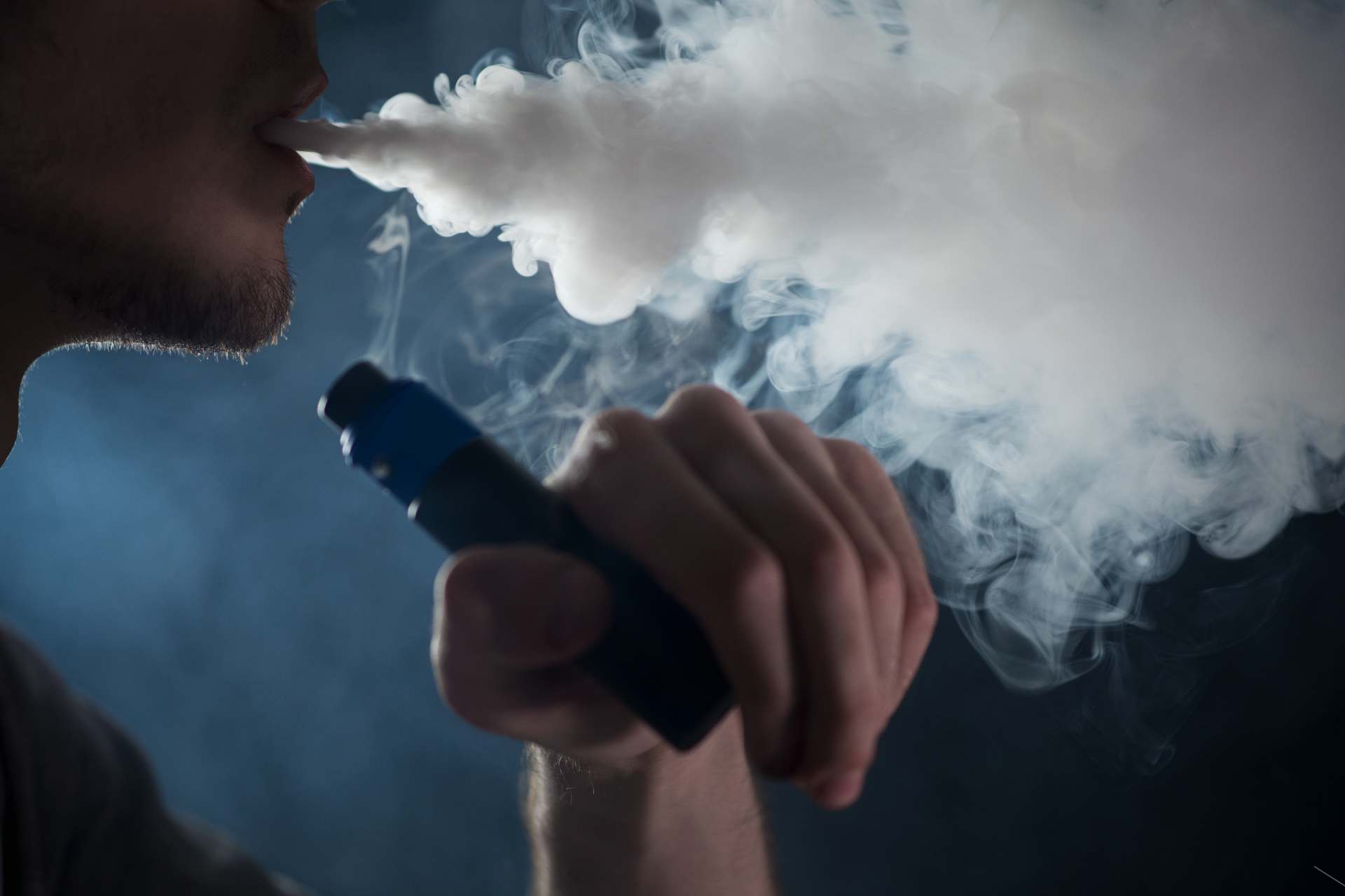 El dilema de los vapeadores: salud pública, mercado negro y libertad individual