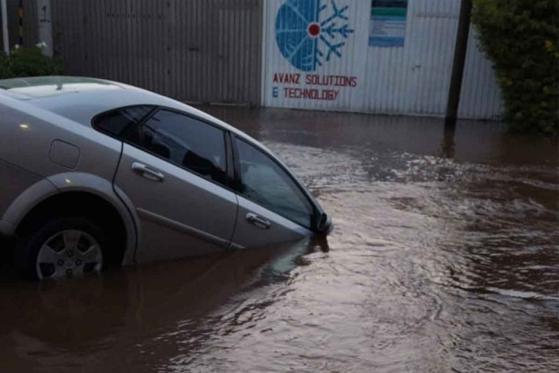 Inundación y socavón en Izcalli, Ecatepec afectó alrededor de 40 viviendas.