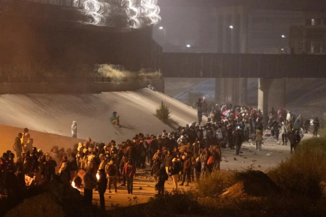 Permanece fila con cientos de migrantes en muro fronterizo