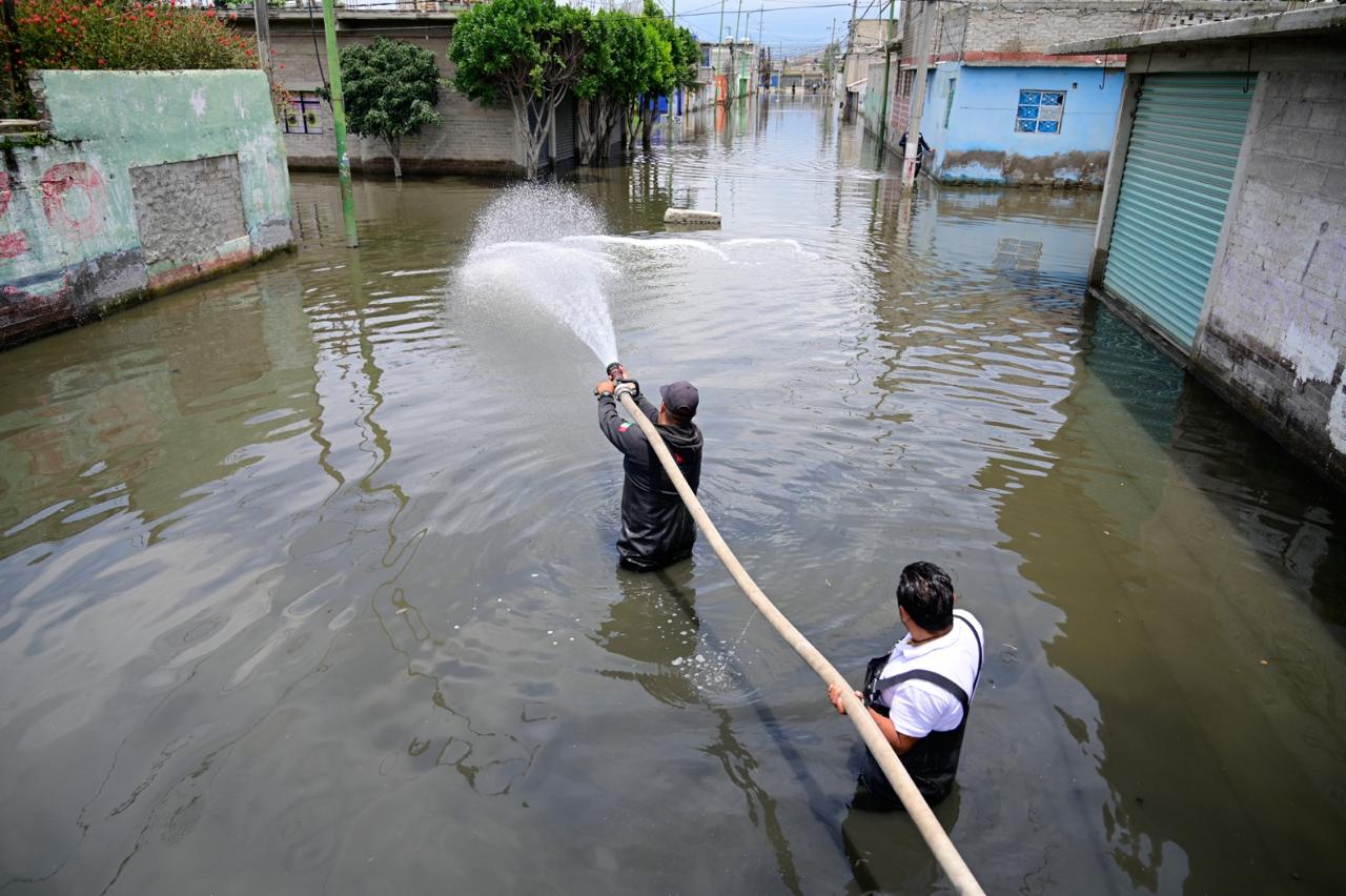 Desinfectan calles inundadas en Chalco, Edomex, para evitar daños a la salud