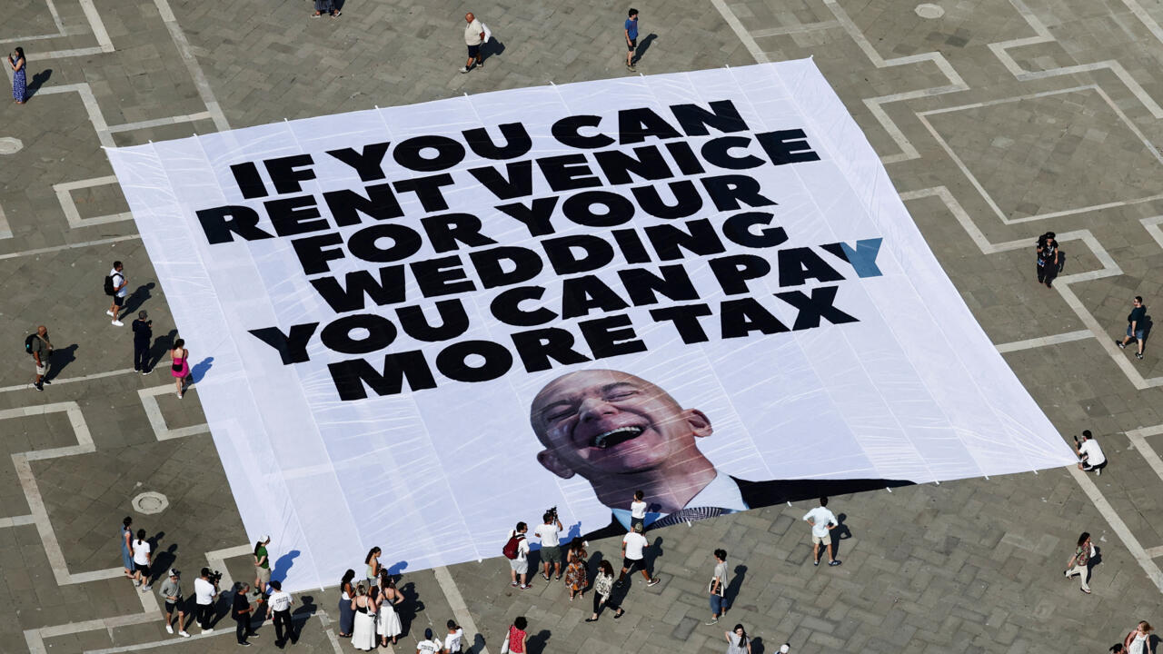 Protestan en Italia durante la boda del multimillonario Jeff Bezos