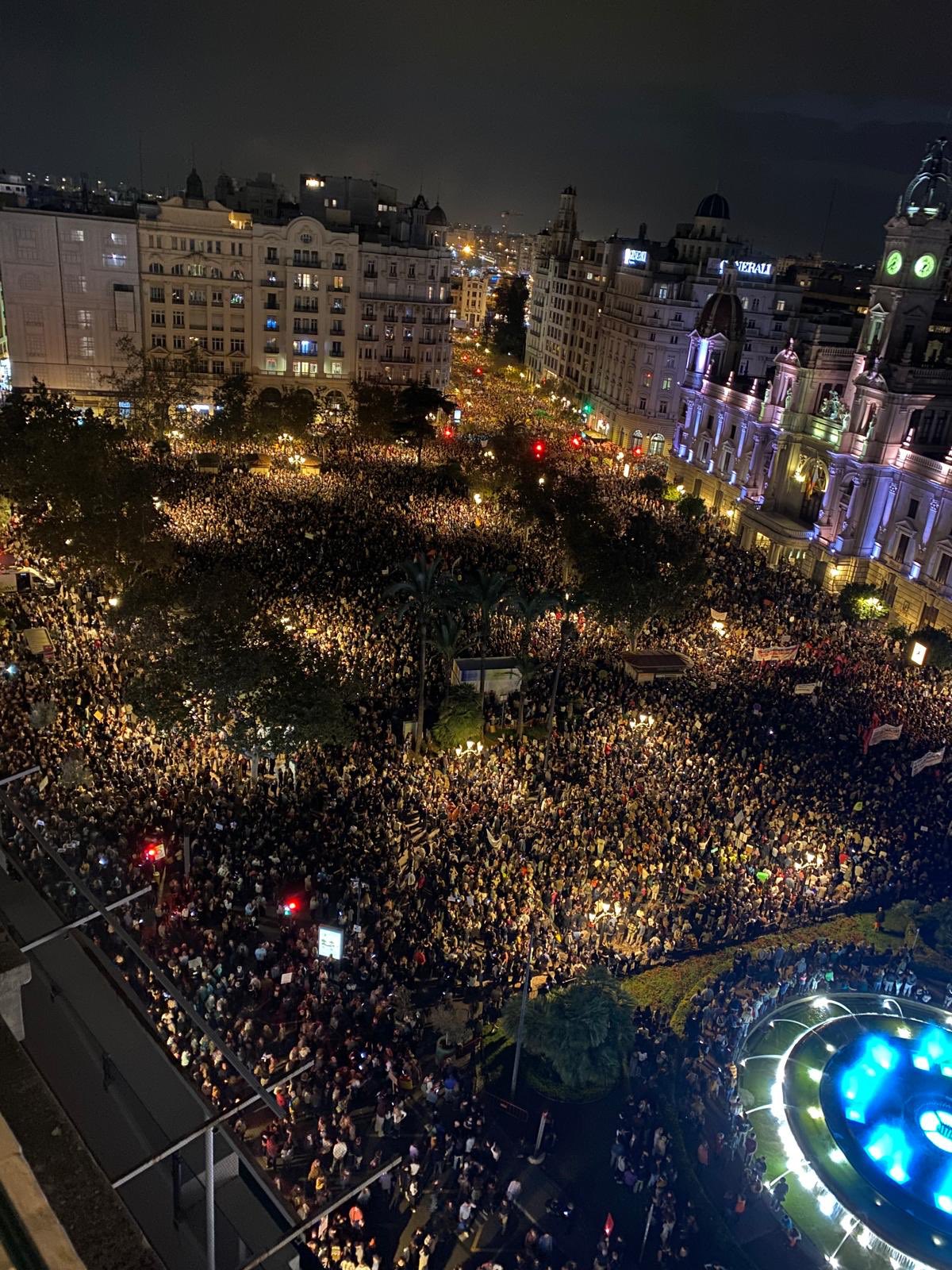 Exigen más de 130 mil personas la dimisión del presidente de Valencia tras inundaciones