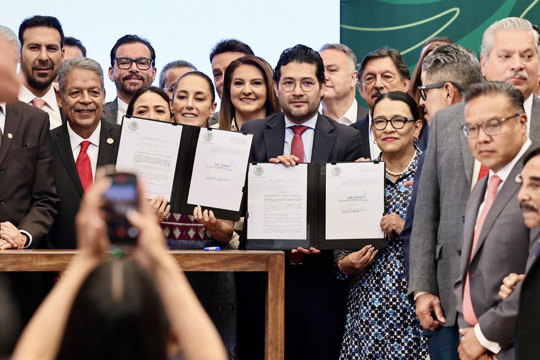 Primavera laboral: Firma Claudia Sheinbaum acuerdo para crear Certificado Laboral para la Agroexportación