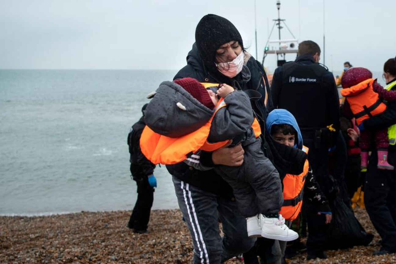 Restringe el Parlamento británico el derecho a migrar y solicitar asilo
