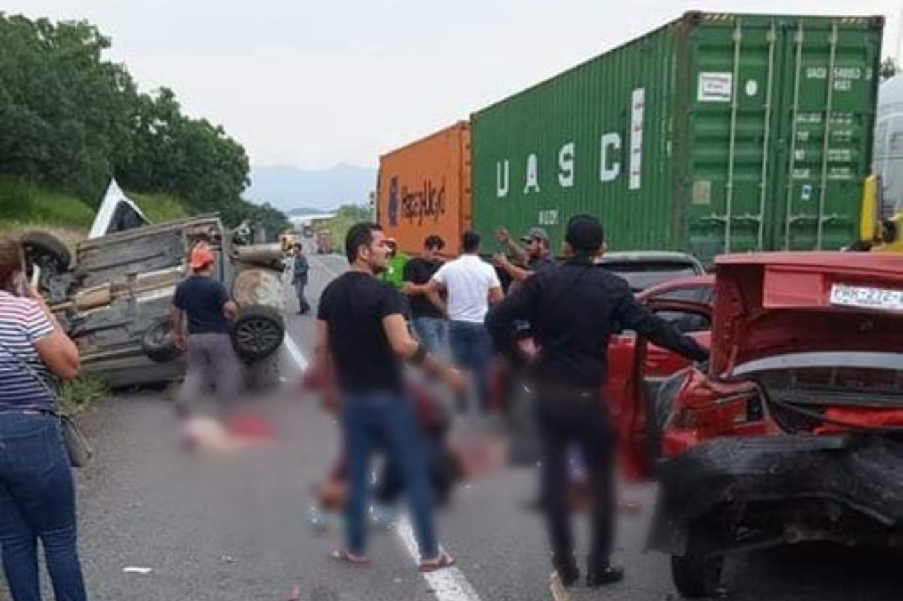 Deja 7 muertos y decena de heridos accidente en autopista Siglo XXI en Michoacán