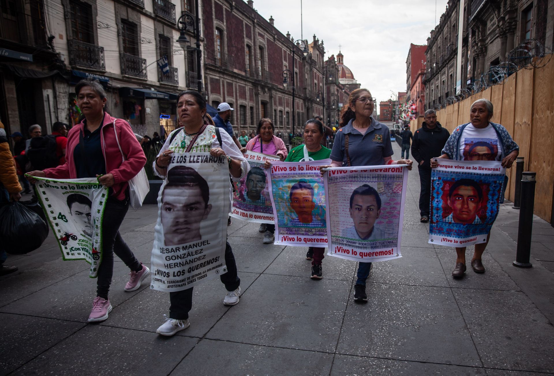 Solicitan familiares de los 43 normalistas de Ayotzinapa regreso del GIEI a la investigación del caso