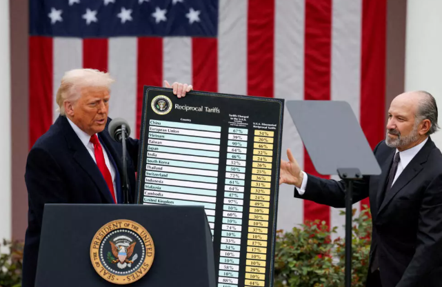 Entra en vigor nuevo arancel global del 10% de Estados Unidos impuesto por el presidente Donald Trump