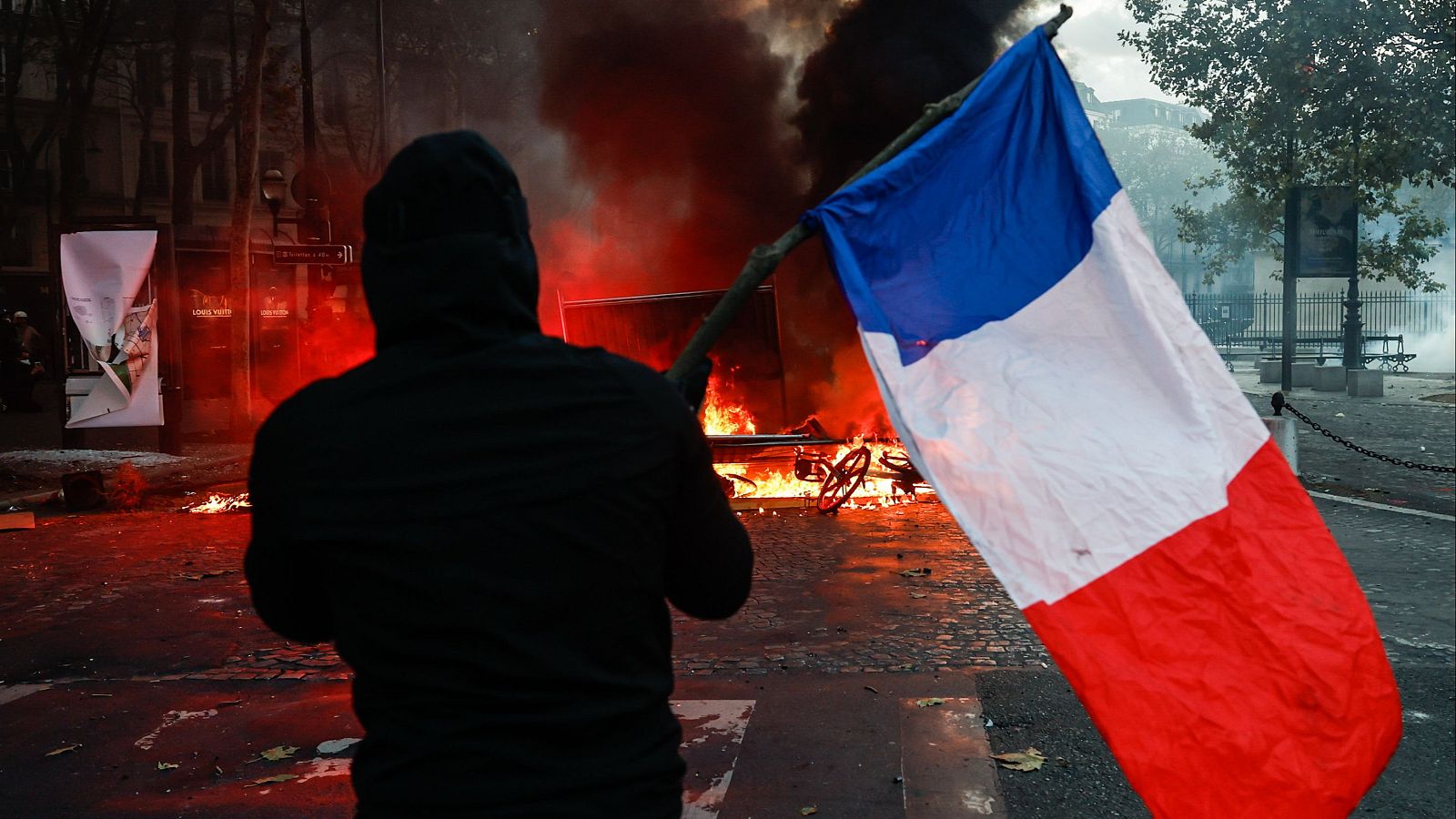 Francia anuncia toques de queda parciales tras disturbios en protestas