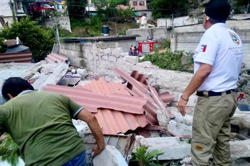 Deja derrumbe en Cuernavaca a personas fallecidas y atrapadas entre los escombros