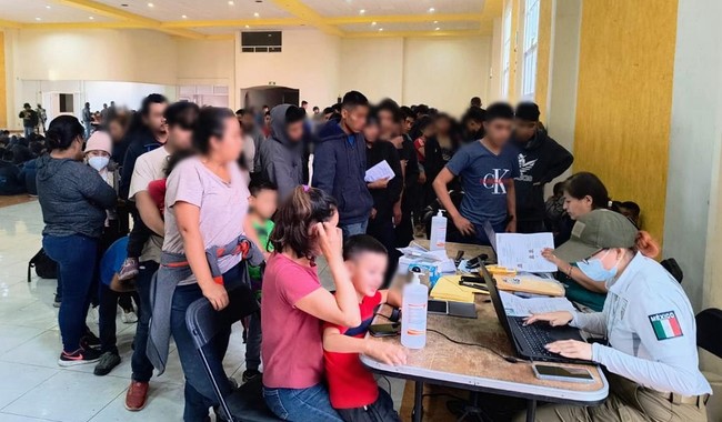 Rescatan Sedena y Guardia Nacional a más de 700 migrantes dentro de una bodega en Tlaxcala