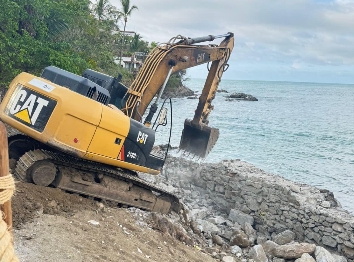 Derriban muro que bloqueaba acceso público a playa en Sayulita, Nayarit