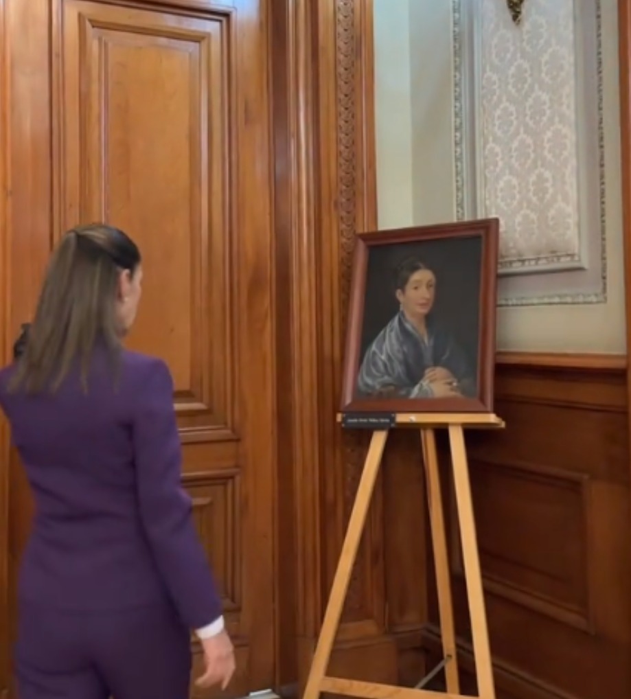 Presenta Claudia Sheinbaum retratos de heroínas nacionales en Despacho Presidencial