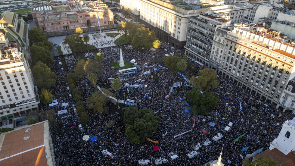 Marchan universitarios en defensa de la educación pública en Argentina