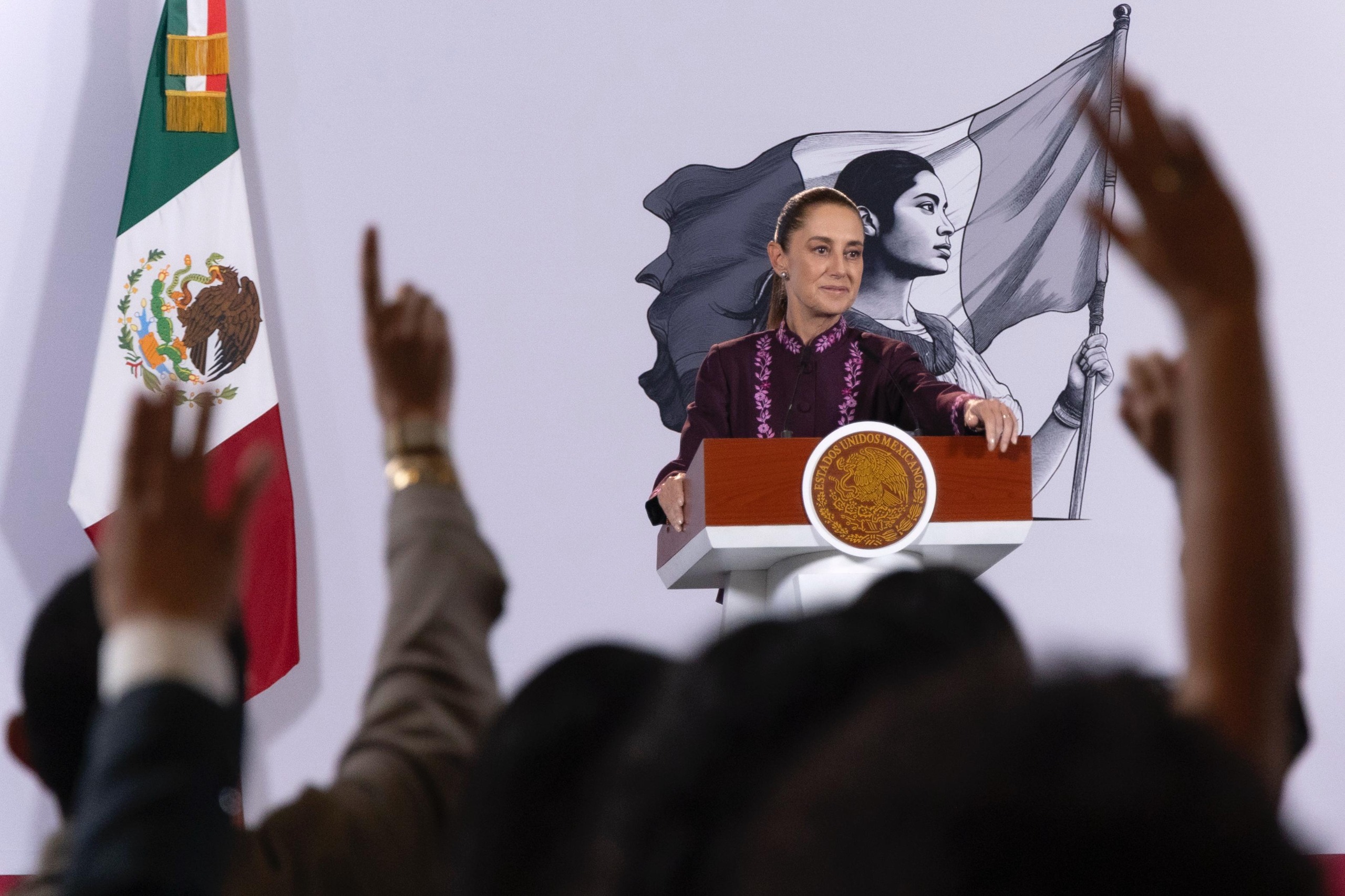 “Algunos medios viven de la mentira y el chisme”, Claudia Sheinbaum; desmiente supuesto regaño a Harfuch y fraude en becas