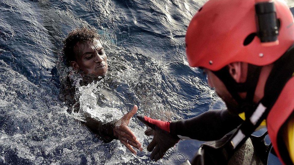 Rescatan a 261 náufragos migrantes en el mar mediterráneo.