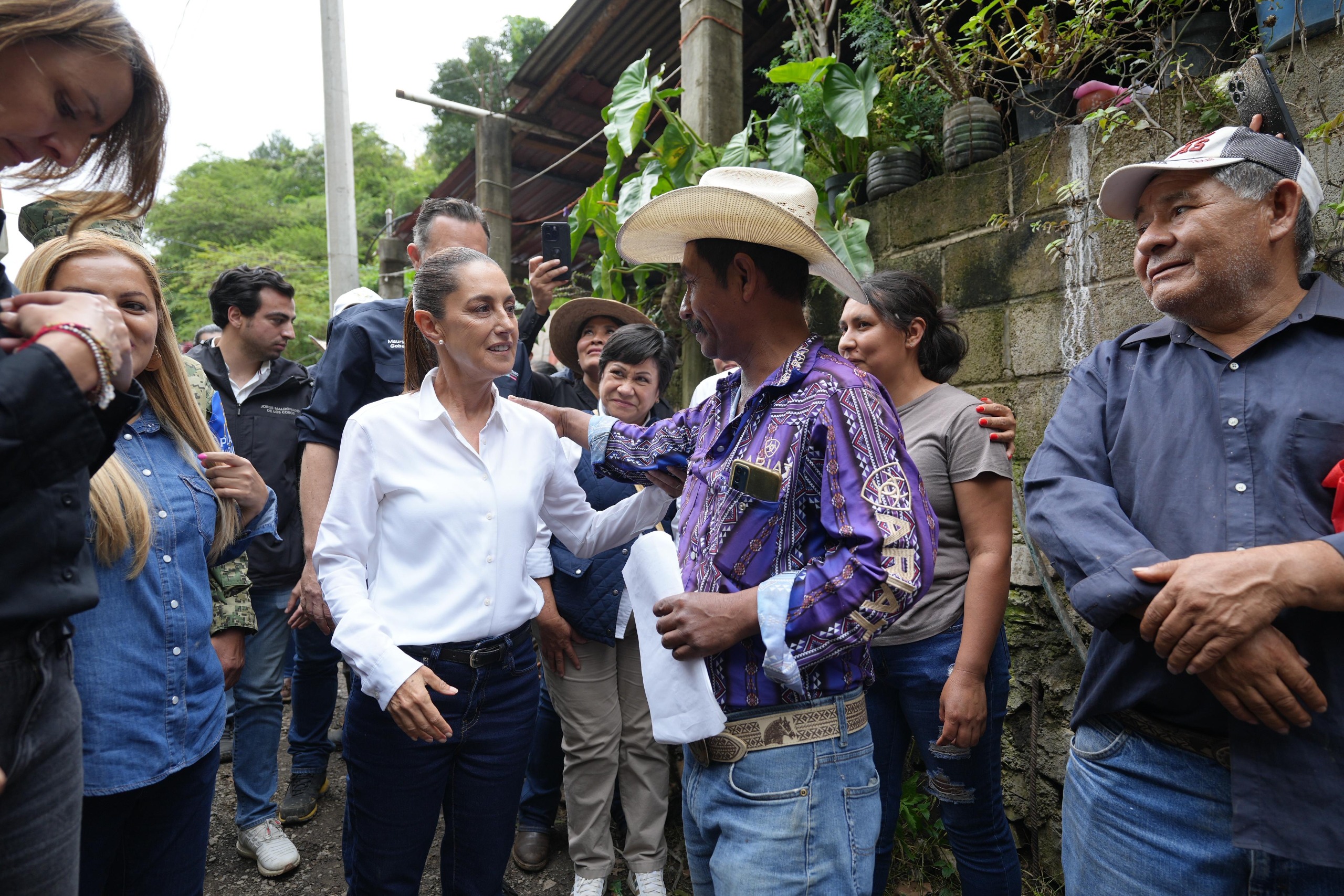 Presidenta Claudia Sheinbaum supervisa labores y apertura de caminos en Querétaro; inicia censo en apoyo a la población