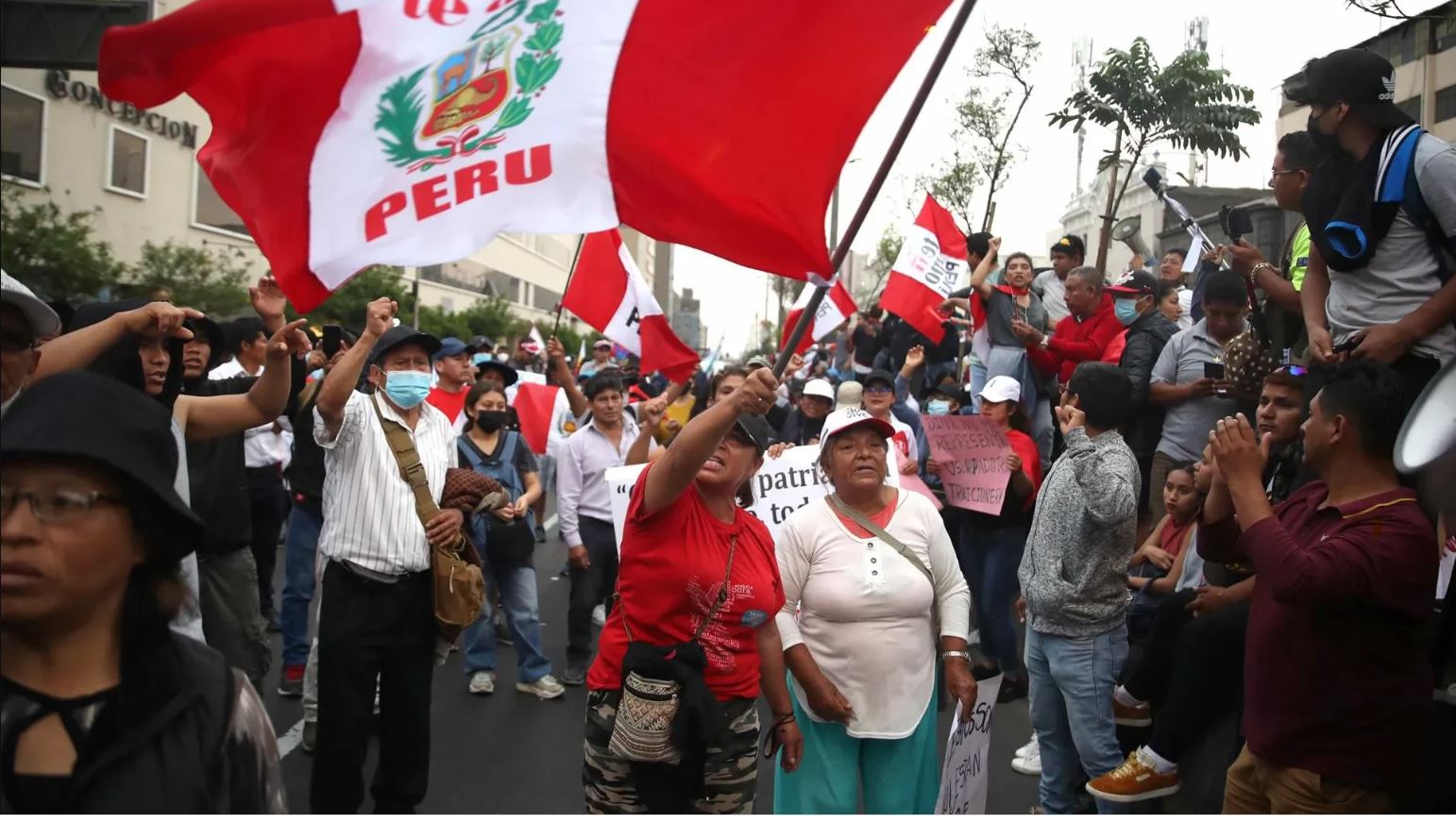 Suman ya 23 muertos en Perú por crisis política