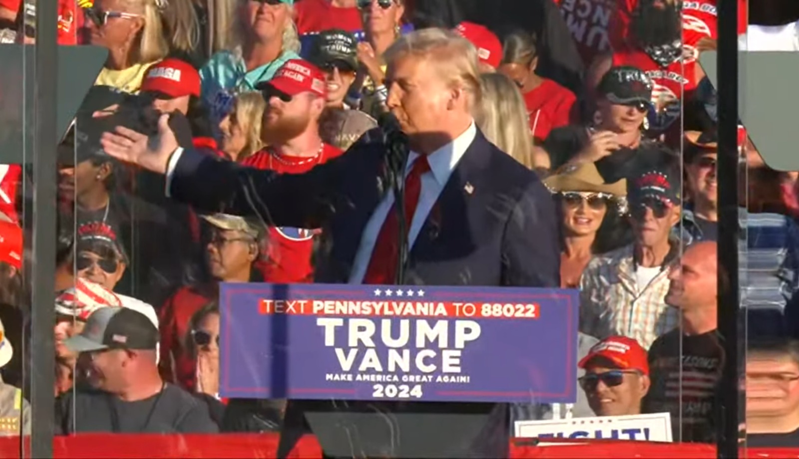 "Como les estaba diciendo...". Retoma Donald Trump evento de campaña en Pennsylvania, entidad donde fue atacado en julio