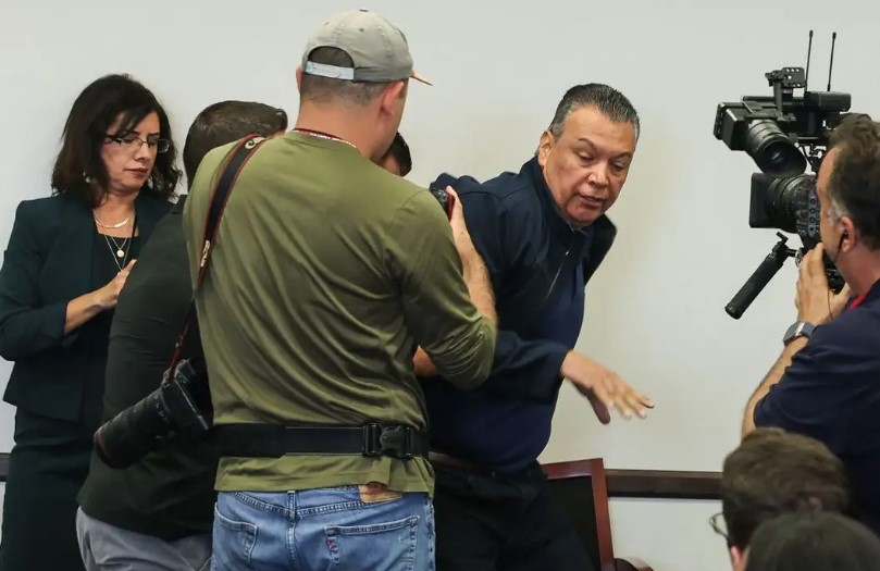 Retiran por la fuerza al senador Alex Padilla de la conferencia de Kristi Noem