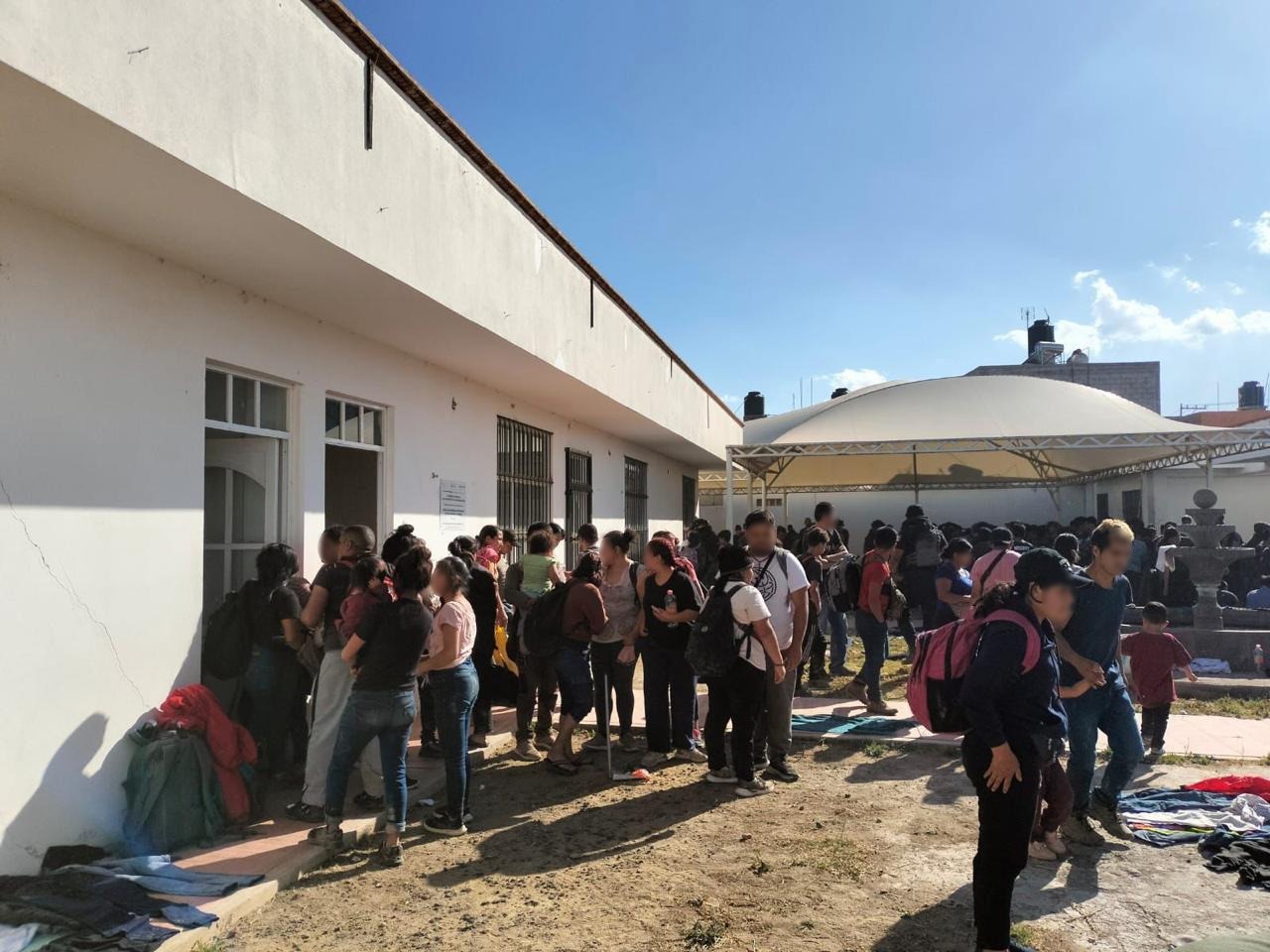 Rescatan a 221 personas migrantes en una casa en el estado de Puebla