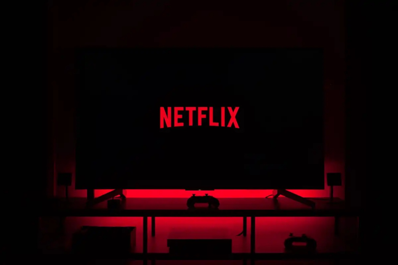 Planea Netflix una versión económica con publicidad para detener fuga de suscriptores