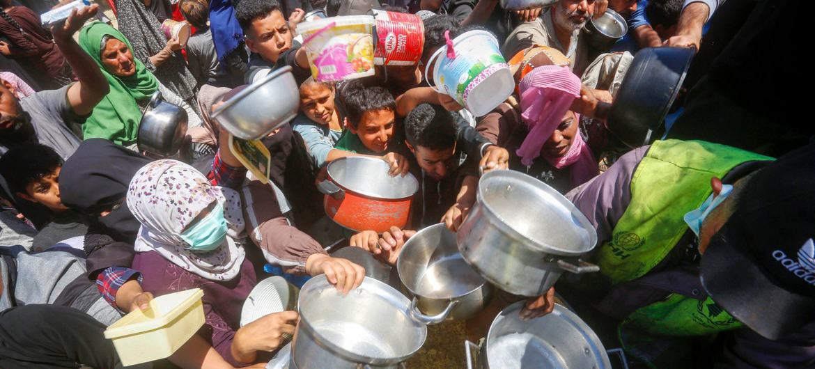 Bloqueo de ayuda humanitaria en Gaza amenaza con generar hambruna:ONU