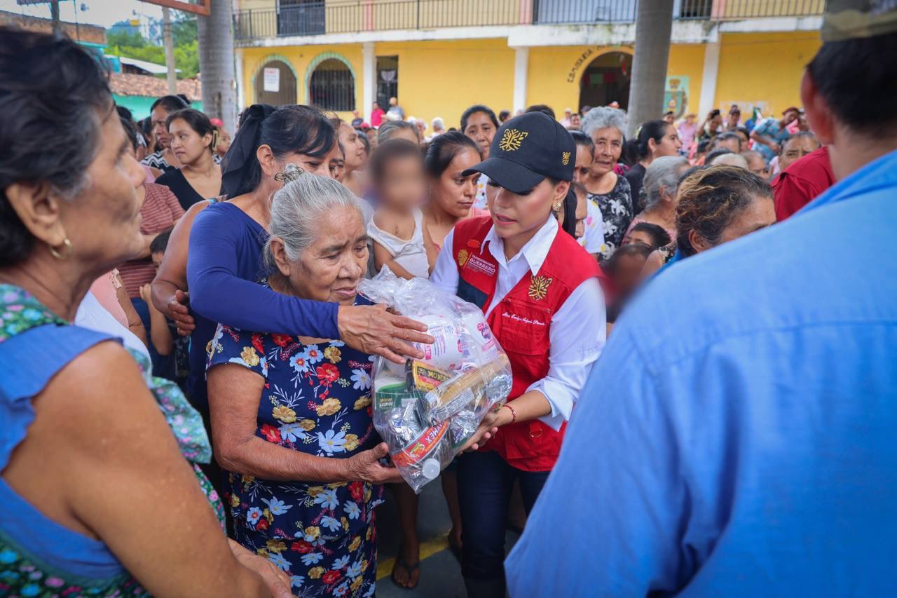 Entrega dos toneladas de ayuda humanitaria el Gobierno de Guerrero a damnificados por el huracán John