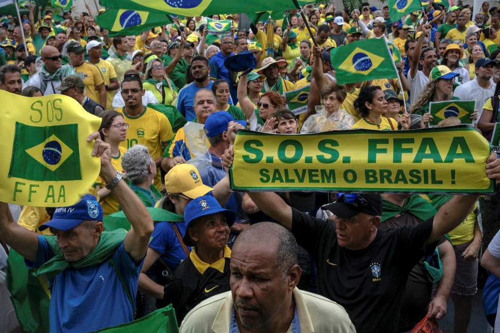 Simpatizantes de Bolsonaro demandan reacción del ejército contra el triunfo de Lula