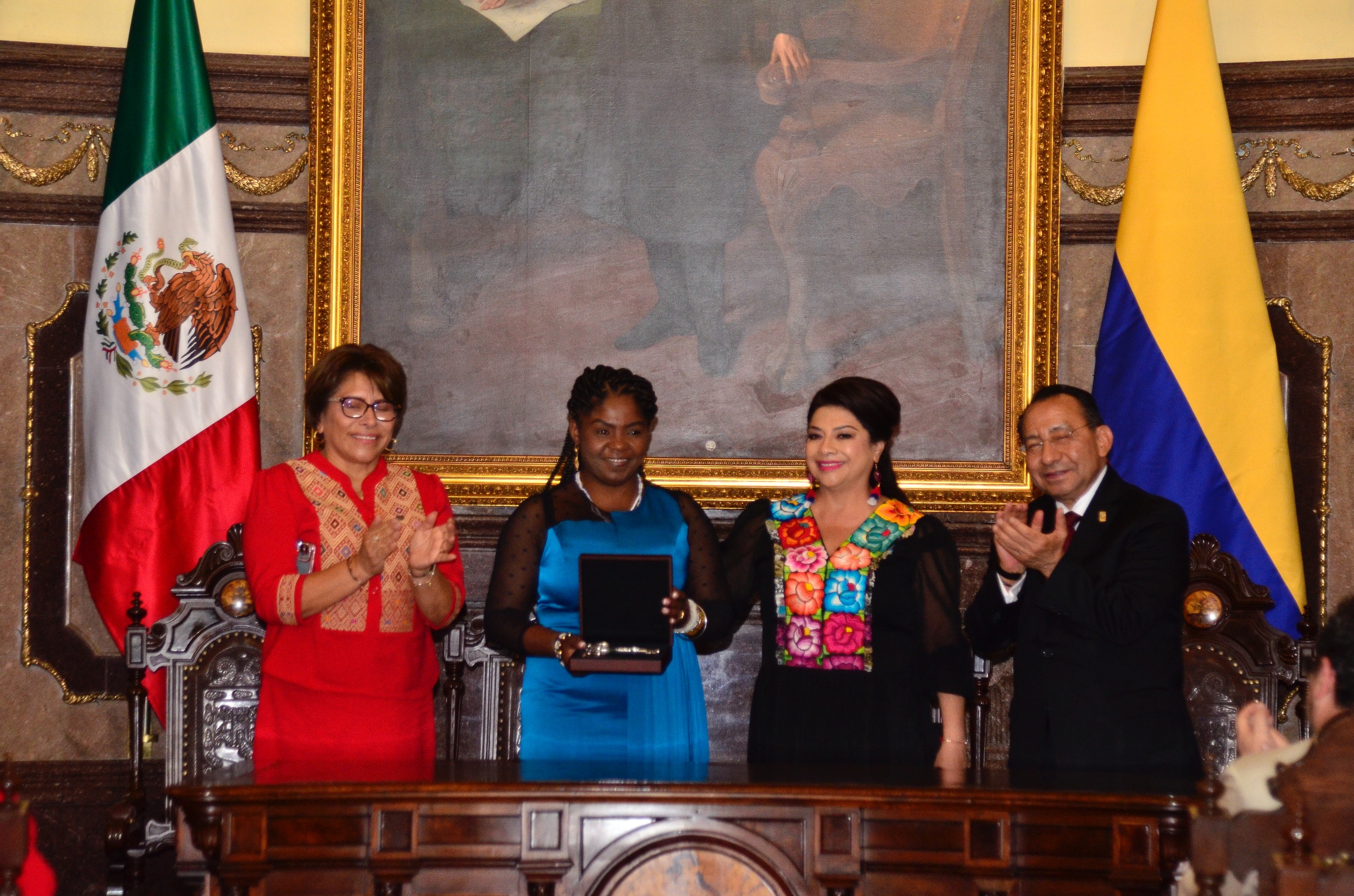 Entrega Clara Brugada llaves de la Ciudad de México a Francia Márquez