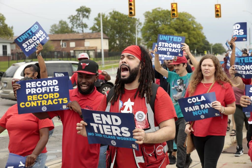 Anuncian Ford y General Motors despidos temporales en las plantas afectadas por la huelga de UAW