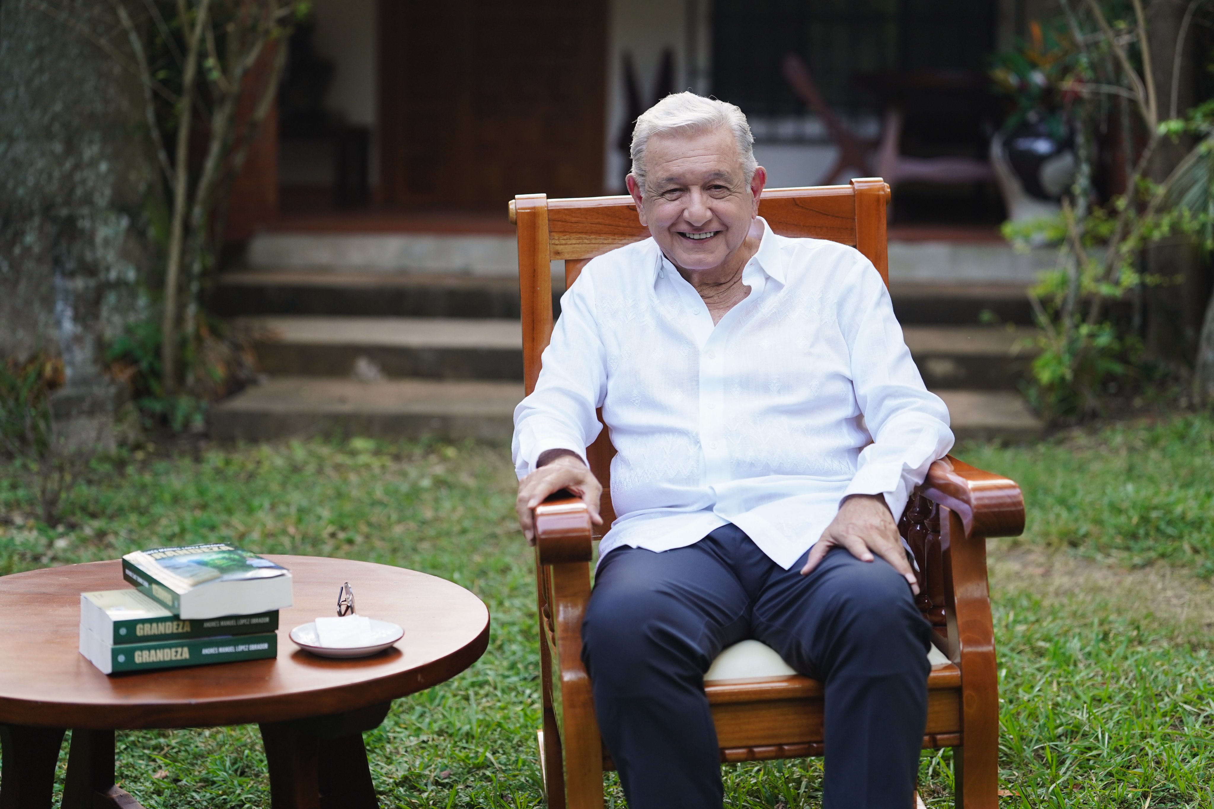 Presenta López Obrador su nuevo libro ‘Grandeza’; reitera apoyo a la presidenta Claudia Sheinbaum