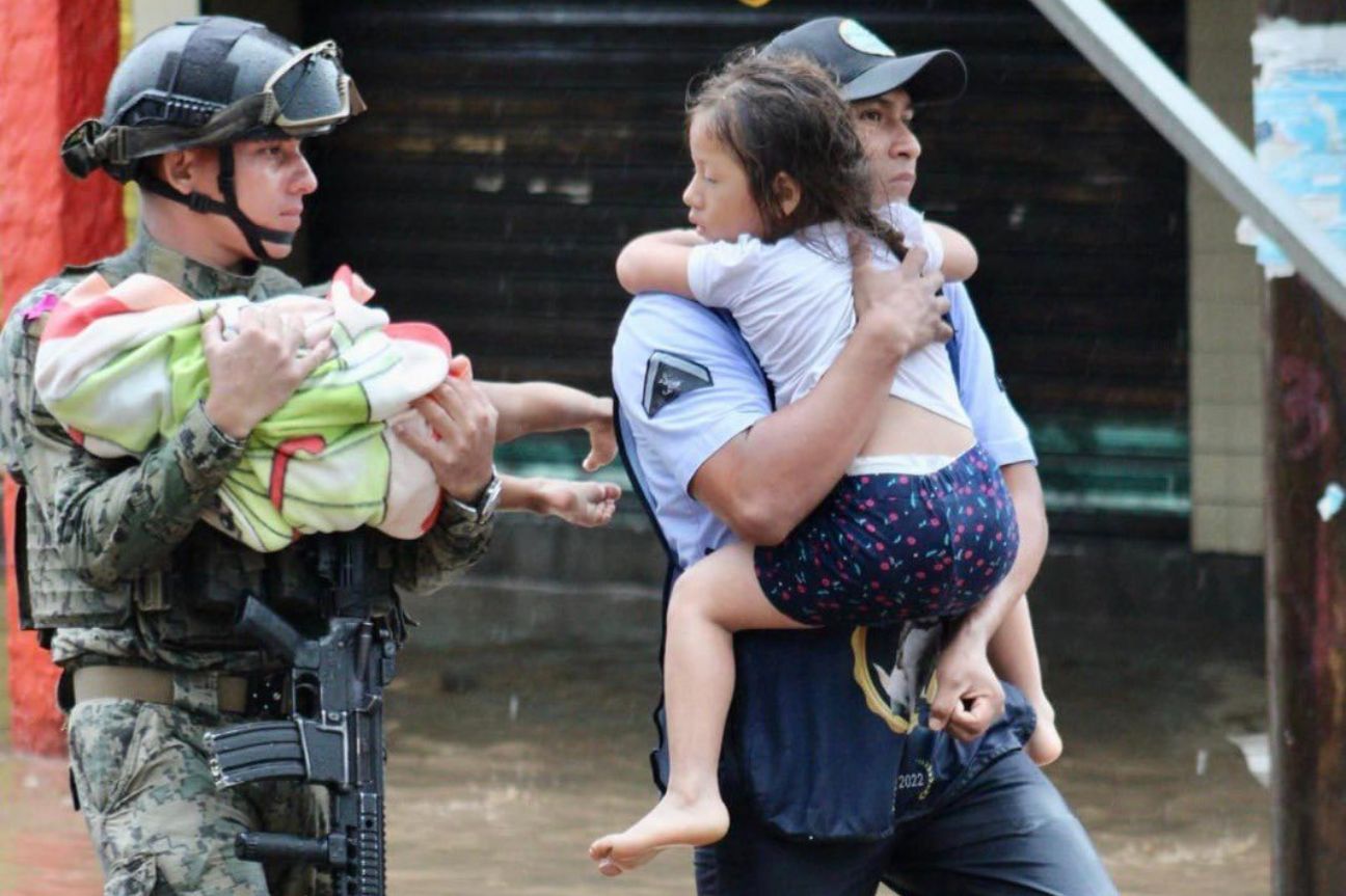 Distribuyen Fuerzas Armadas 100 mil despensas a población afectada por Huracán Otis en Acapulco, Guerrero