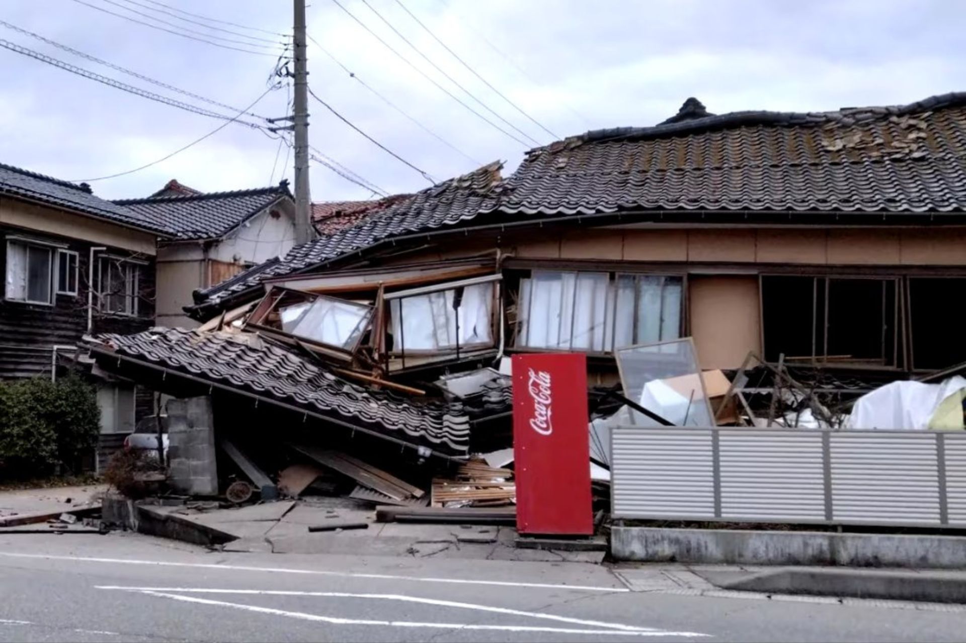 Derrumbes, vías dañadas y tsunamis: el balance del sismo de 7.6 en Japón