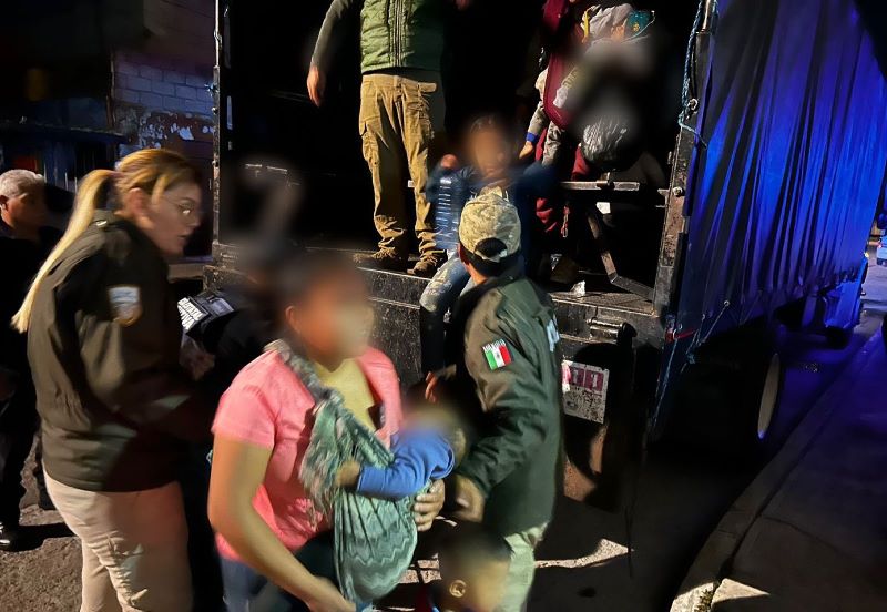 Encuentran a 231  personas migrantes dentro de la caja de un tráiler en Puebla